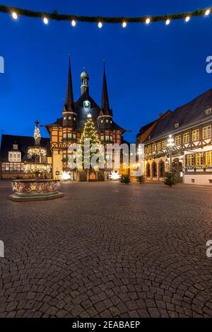 Allemagne, Saxe-Anhalt, Wernigerode, hôtel de ville historique, arbre de Noël, fontaine néo-gothique bienfaiteur. Banque D'Images