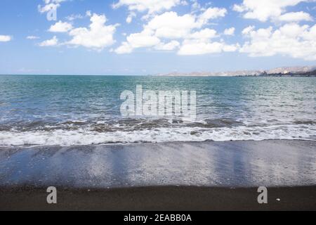 Belle plage de sable noir et océan sur le rivage vu de Porto Rico Banque D'Images