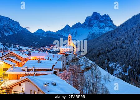 Colle Santa Lucia au crépuscule. Europe, Italie, Vénétie, province de Belluno, Colle Santa Lucia Banque D'Images