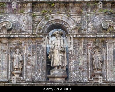 Statue de Saint-Jacques l'Apôtre au sommet de la façade de la cathédrale - Saint-Jacques-de-Compostelle, Galice, Espagne Banque D'Images