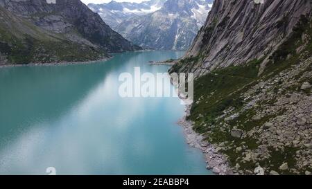 Beau lac de montagne Gelmersee à Berne en Suisse Banque D'Images