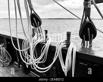 Attacher les clous avec des cordes surélevées sur la main courante du Navire marchand historique Lisa von Lübeck Banque D'Images