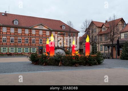 Allemagne, Saxe-Anhalt, Wernigerode, une immense couronne de l'Avent se dresse sur une place dans la ville à colombages de Wernigerode, dans les montagnes du Harz. Banque D'Images