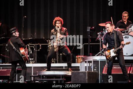 Bruce Springsteen avec Nils Lofrgen et Jake Clemons (saxaphone) et le E-Street Band vivent sur scène au stade Wembley, à Londres Banque D'Images