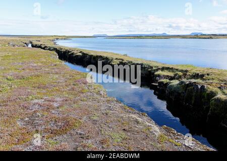 Nesgja, fissure d'eau douce cristalline à Nesgja, petite fissure continentale tectonique entre l'Amérique et l'Eurasie, Akureyri, nord de l'Islande Banque D'Images