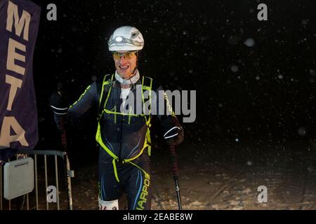 Szczyrk, Skrzyczne, Pologne - 6 février 2021 : coupe polonaise en ski de haute montagne Kuby Soinskiego - course verticale nocturne. Concurrents épuisés du Banque D'Images