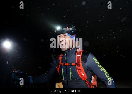 Szczyrk, Skrzyczne, Pologne - 6 février 2021 : coupe polonaise en ski de haute montagne Kuby Soinskiego - course verticale nocturne. Concurrents épuisés du Banque D'Images