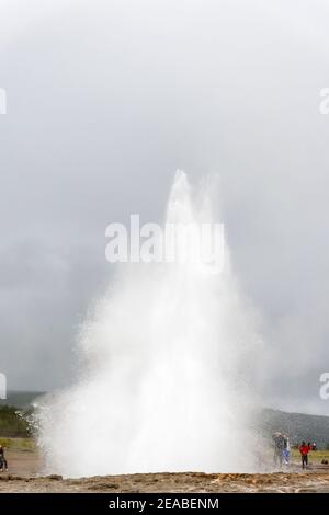 Strokkur, Strokkur Geysir, partie de l'anneau d'or dans la vallée d'eau chaude de Haukadalur, Geyser Strokkur, Islande du Sud Banque D'Images