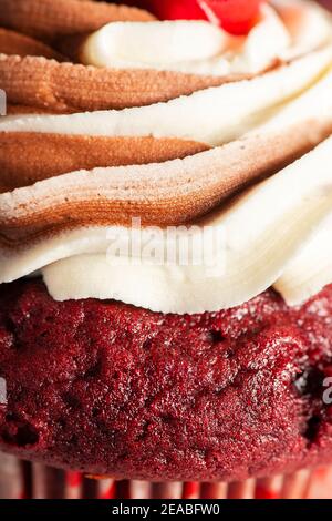 Petits gâteaux en velours rouge sur le thème de la Saint-Valentin avec chocolat et vanille glaçage à la crème au beurre Banque D'Images