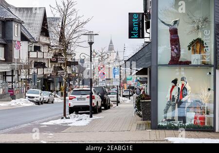 Winterberg, pays aigre, Rhénanie-du-Nord-Westphalie, Allemagne - rue commerçante déserte, pas de sports d'hiver à Winterberg en temps de crise de la corona pendant le second confinement, les remontées mécaniques restent fermées conformément à la nouvelle ordonnance de protection de Corona en NRW, le secteur de la vente au détail souffre de l'ordonnance de protection de Corona. Banque D'Images