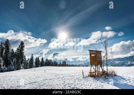 Les chasseurs se tiennent en hiver dans l'Allgäu en Bavière Banque D'Images