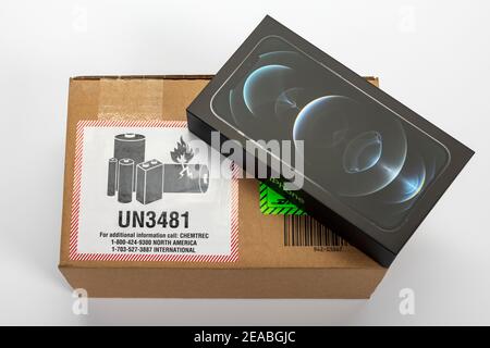 Apple iPhone 12 Pro Max emballage d'origine, boîte d'expédition, dos, étiquette de marchandises dangereuses un 3481 l'emballage contient des batteries au lithium-ion, des batteries, des batteries rechargeables, étiquette de transport, Banque D'Images
