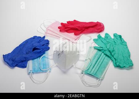 Gants jetables, masque FFP2, pile de masques protecteurs bleus rose et vert pour la bouche et le nez, photo de symbole, coronavirus, Banque D'Images