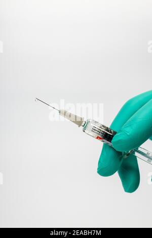 Médecin tenir la main seringue d'injection de grippe, chute sur l'aiguille pointe, photo de symbole, vaccination contre la grippe, Banque D'Images