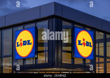 Logo Lidl illuminé sur le bâtiment d'une succursale Lidl à Wilhelmshaven, Basse-Saxe, Banque D'Images