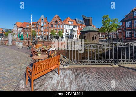 Café-terrasse, grue à marches en bois, marché de pêche, rue 'Wasser West', à l'ancienne Hansehafen, rivière Schwinge, Stade, Basse-Saxe, Banque D'Images