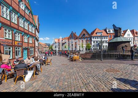 Café-terrasse, grue à marches en bois, marché de pêche, rue 'Wasser West', à l'ancienne Hansehafen, rivière Schwinge, Stade, Basse-Saxe, Banque D'Images