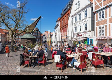 Street café, stepping grue en bois, marché de pêche, à l'ancienne Hansehafen, Stade, Basse-Saxe, Banque D'Images