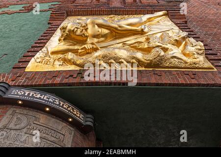 Relief de la façade, 'The Light Bringer' par Bernhard Hoetger, au-dessus de l'entrée de Böttcherstraße, Brême, Banque D'Images