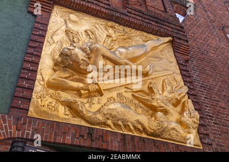 Relief de façade, 'The Light Bringer' par Bernhard Hoetger, détail, au-dessus de l'entrée de Böttcherstraße, Brême, Banque D'Images