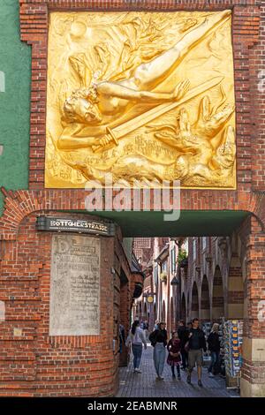 Relief de la façade, 'The Light Bringer' par Bernhard Hoetger, au-dessus de l'entrée de Böttcherstraße, Brême, Banque D'Images