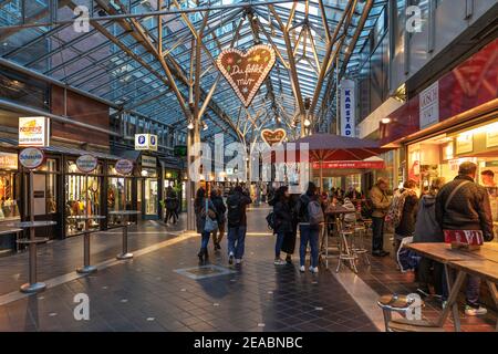 Grand coeur de pain d'épice en carton suspendu sous le toit en verre du Lloyd passage, au Bremer Freimarkt, Brême, Banque D'Images