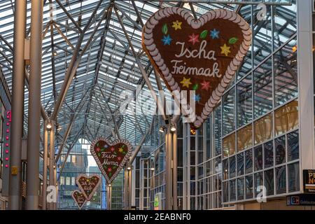 Gros coeurs de pain d'épice en carton suspendus sous le toit en verre du Lloyd passage, Bremer Freimarkt, Brême, Banque D'Images