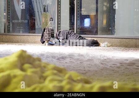 Hanovre, Allemagne. 09e février 2021. Un homme sans domicile dort en centre-ville. Dans le froid hivernal amer, les organismes d'aide intensifient leur approche vers les sans-abri. Crédit : OLE Spata/dpa/Alay Live News Banque D'Images