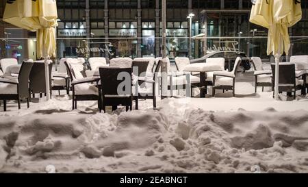 Hanovre, Allemagne. 09e février 2021. Des tables et des chaises recouvertes de neige sont installées au centre-ville. Crédit : OLE Spata/dpa/Alay Live News Banque D'Images