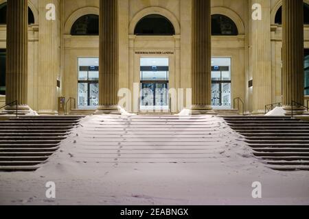Hanovre, Allemagne. 09e février 2021. La neige couvre les escaliers du Parlement de Basse-Saxe. Crédit : OLE Spata/dpa/Alay Live News Banque D'Images