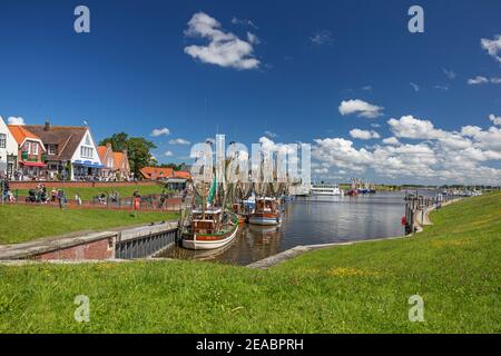 Coupe de crabe dans le port de Greetsiel, Frise orientale, Basse-Saxe, Banque D'Images