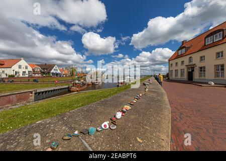 Mur de port, coupe de crabe dans le port de Greetsiel, Frise orientale, Basse-Saxe, Banque D'Images