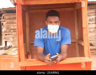 un jeune homme d'affaires africain utilisant une machine de pos Banque D'Images