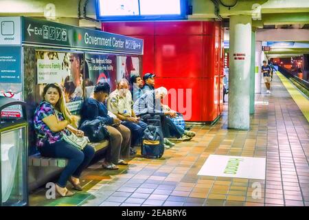 Les passagers de la fin de la nuit attendent un train sur la plate-forme Government Center Metrorail dans le centre-ville de Miami, en Floride. Banque D'Images