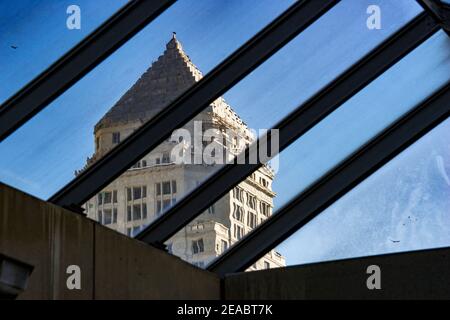 Le palais de justice du comté de Miami-Dade vu de la gare de Metrorail du centre-ville de Miami, en Floride. Banque D'Images