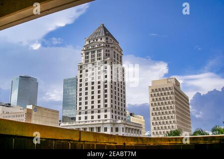 Le palais de justice du comté de Miami-Dade vu de la gare de Metrorail du centre-ville de Miami, en Floride. Banque D'Images