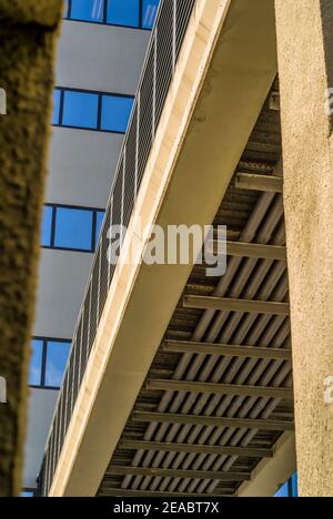 Détail du pont piétonnier menant au conseil scolaire de l'édifice administratif de Miami-Dade, au centre-ville de Miami, en Floride. Banque D'Images