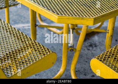 Détail d'une table à manger extérieure au conseil scolaire de l'édifice administratif de Miami-Dade, au centre-ville de Miami, en Floride. Banque D'Images