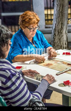 Des résidents cubains de haut niveau jouent des dominos dans un parc de la Calle Ocho, dans la petite Havane de Miami. Banque D'Images