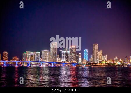 Vue nocturne de Miami depuis Watson Island, sur la chaussée MacArthur. Banque D'Images