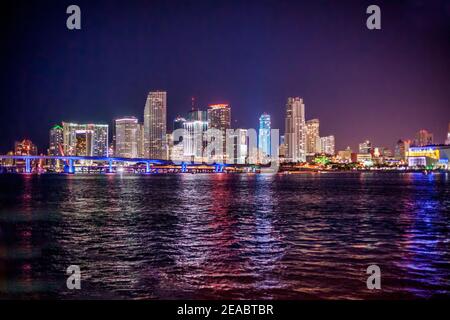 Vue nocturne de Miami depuis Watson Island, sur la chaussée MacArthur. Banque D'Images