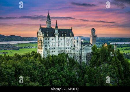 Le château de Neuschwanstein en Bavière, Allemagne, au coucher du soleil Banque D'Images