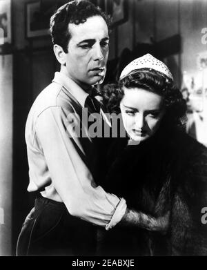 1939 , Etats-Unis : l'actrice BETTE DAVIS ( 1908 - 1989 ) et HUMPHREY BOGART dans DARK VICTORY ( Tramonto ) Par Edmund Goulding - CINÉMA - FILM - atrice - portrait - ritratto - embrasse - abbriscio - capelli lunghi - cheveux longs - triste - tristezza - chapeau - cappello - pelliccia - fourrure - effrayant --- Archivio GBB Banque D'Images