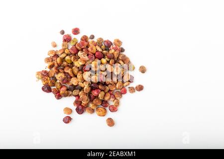 Poudre de Sumac pice moulu soulée sur fond blanc. Banque D'Images