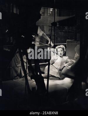 1936 , Etats-Unis : l'actrice MARLENE DIETRICH ( 1902 - 1992 ) pendant le test avec le caméraman Charles Lang pour sa prochaine photo dans LE DÉSIR ( Desiderio ) par Frank Borzage , Paramount Picture - CINÉMA - FILM - atrice - portrait - ritratto - blonde de cheveux - blondie - bionda - capelli biondi - faire le tour - screentest - test d'écran - test d'écran - canapé - divano --- Archivio GBB Banque D'Images