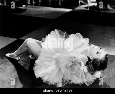 1932 , USA : l'actrice GRETA GARBO dans GRAND HOTEL by Edmund Goulding , du roman et une pièce de Vicki Baum - FILM - CINÉMA - FILM - ballerina - tutu - tutù - divina - --- Archivio GBB Banque D'Images