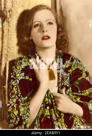 1929 , ÉTATS-UNIS : L'actrice GRETA GARBO en ORCHIDÉES SAUVAGES ( Orchidea selvaggia ) de Sidney Franklin , du roman HEAT de John Colton - MGM - FILM - FILM - CINÉMA - PORTRAIT - collana - collier - bijou - bijoux - bijoux - gioiello - gioielli --- Archivio GBB Banque D'Images