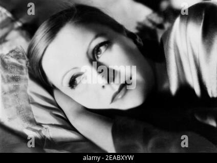 1929 , USA : l'actrice GRETA GARBO dans DES ORCHIDÉES SAUVAGES ( Orchidea selvaggia ) de Sidney Franklin , du roman HEAT de John Colton - MGM - FILM - FILM - CINÉMA - PORTRAIT - lit - letto --- Archivio GBB Banque D'Images