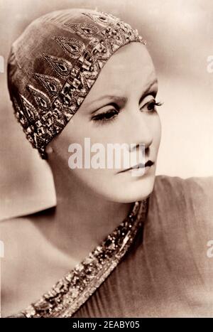 1932 , USA : l'actrice GRETA GARBO à MATA HARI par George Fitzmaurice - MGM - FILM - CINÉMA - portrait - ritrato - chapeau - cappello --- Archivio GBB Banque D'Images