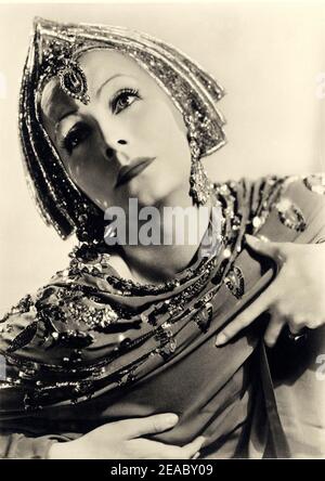 1932 , USA : l'actrice GRETA GARBO à MATA HARI par George Fitzmaurice - MGM - FILM - FILM - CINÉMA - portrait - ritrato - divina - chapeau - cappello --- Archivio GBB Banque D'Images